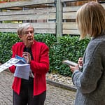 Christiane Keller, Mitbegründerin von Horizons d’Alsace erklärt Reporterin Angela Berg die Routenplanung der Wanderungen von Hotel zu Hotel ohne Gepäck / © Foto: Georg Berg