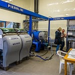 Das Herzstück der Olivenölproduktion bei Taurenne. Es ist laut, denn in der Schlagmühle werden gerade die Oliven zerkleinert. In der anschließenden Malaxation wird der Olivenbrei geknetet. Von all dem ist nichts zu sehen, denn Sauerstoffeintrag soll möglichst vermieden werden / © Foto: Georg Berg