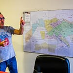 Manager Yann Fernandez zeigt am Lageplan von Taurrenne die Anpflanzungen. Jede Farbe steht für eine andere Olivenbaumsorte. Und jede Sorte hat einen anderen Erntezeitpunkt / © Foto: Georg Berg