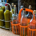 Sixpack mit frischem Olivensaft. Rund 98 Prozent Privatkunden hat die Moulin de Saint-Cassien. Man bringt eigene Flaschen mit, lässt sich das Olivenöl abfüllen und hält dabei noch einen Schwatz mit dem Pressmeister Fabrice Godet / © Foto: Georg Berg