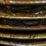 In den traditionellen Ölmühlen sind die Arbeitsschritte auf dem Weg zum Olivenöl noch einsehbar. Hier erkennt man Öl und Fruchtwasser, das aus der Presse herausläuft und aufgefangen wird, Draguignan, Department Var, Provence, Frankreich / © Foto: Georg Berg