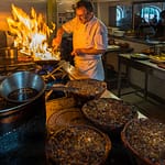 Chef Eric Rousselot bereitet das berühmte Cassoulet Imperial in der Hostellerie Etienne zu, die seit 1956 als Familienbetrieb geführt wird. Hitze und Zeit sind zwei wichtige Komponenten für den köstlichen Cassoulet aus Südrankreich / © Foto: Georg Berg