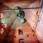 Die Bar im Hotel Blow up 5050, Posen liegt im ehemaligen Getreidespeicher der Brauerei. Hier können Zigarrenliebhaber noch ungestört ihre Havanna glimmen lassen. Der Zigarrenqualm verliert sich bei dieser gigantischen Raumhöhe / © Foto: Georg Berg