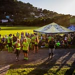 Auch Cricket-Mannschaften (im Hintergrund) feiern gerne mit, wenn die Hash House Harriers ihr Lebenselixier ausschenken / © Foto: Georg Berg
