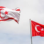 In der Türkischen Republik Nordzypern (TRNC) weht die Flagge Nordzyperns immer neben der türkischen Flagge / © Foto: Georg Berg