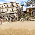 Die Fassade des King George Hotels am 8 km langen Sandstrand von Varoscha / © Foto: Georg Berg
