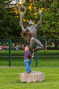 Bronze-Statue eines Tennisspielers im Park von Dobrich in Bulgarien
 / © Foto: Georg Berg