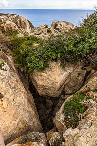 Auf der Insel Gozo oberhalb der Ramla Bucht befindet sich die "Kalypso-Grotte" (Calypso Cave), die mutmaßlich der von Homer beschriebenen mythologischen Insel Ogygia entspricht / © Foto: Georg Berg