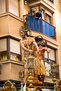Jesus und ein anderer Mann auf einem religiösen Festwagen in Spanien. / © Foto: Georg Berg