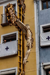 Der Paso Cristillo de Marfil ist ein kleiner, wertvoller Elfenbein-Christus, dessen genaue Entstehung unbekannt ist. Er gehört zu den ältesten und ehrwürdigsten Prozessionsbildern Cuencas und symbolisiert Demut und innige Christusverehrung, eingebettet in die Tradition der Karfreitagsprozession „En el Calvario“ / © Foto: Georg Berg