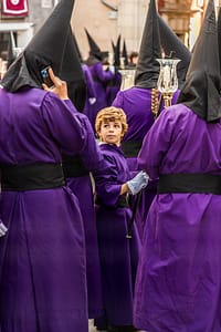 Karfreitagsprozession En el Calvario in Cuenca. Ein kleiner Junge schaut interessiert zu / © Foto: Georg Berg