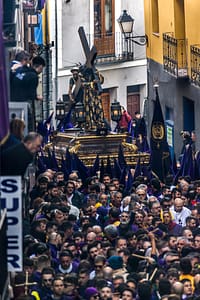 Turbas de Cuenca in lila Gewändern machen mit ihren Trommeln (tambores) und Trompeten (clarines) an der Spitze der Prozession Camino del Calvario, die am Karfreitag durch Cuenca zieht, einen ohrenbetäubenden Lärm. Viele Menschen  formen Trommelstöcke zum Kreuz / © Foto: Georg Berg