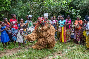 Die Figur des Gbeni ist der wichtigste Spieler im Poro Geheimbund. Die Gbeni Maske hat immer einen zylindrischen Kopf und ist mit Muscheln oder Spiegeln dekoriert / © Foto: Georg Berg