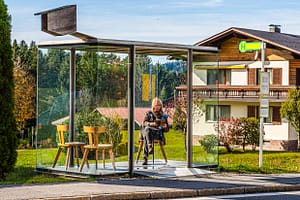 Smiljan Radic, Chile. Eine Referenz an die Bregenzerwälder Stube. Die Intimität einer häuslichen Stube wird der Öffentlichkeit einre Bushaltestelle ausgesetzt. Ein Stück „Stube“ wie ausgeschnitten und in die Landschaft gesetzt / © Foto: Georg Berg