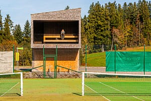 Eine Bushaltestelle mit zwei Ansichten. Oh wie schön kann warten sein: Tribüne zum Tennisplatz entworfen von Rintala Eggertsson Architects, Norwegen. Nur selber spielen wäre noch schöner findet Reporterin Angela Berg / © Foto: Georg Berg