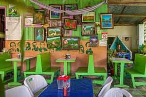 Restaurant in Costa Rica mit naiven Gemälden und Schablonenportraits südamerikanischer Politiker / © Foto: Georg Berg