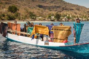 Indonesische Verkäuferinnen bieten ihre Textilien vor den indonesischen Sunda-Inseln vom Boot aus an / © Foto: Georg Berg