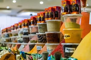 Afgahnischer Safran, angeboten in kleinen Verpackungen auf dem Markt von Dushanbe / © Foto: Georg Berg