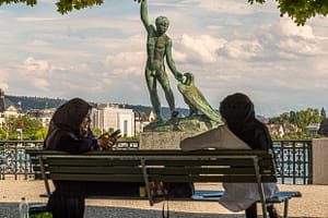 Kopftuchträgerinnen entspannen vor der Ganymed Skulptur auf der Bürkliterrasse in Zürich / © Foto: Georg Berg