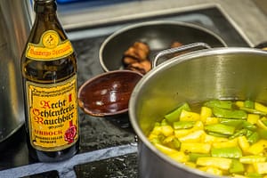 Eine Melange von guten Zutaten. Der Bohnensuppe nach einem mittelalterlichen Rezept wrid neben viel Safran auch Rauchbier zugefügt / © Foto: Georg Berg