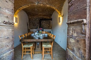 Die Cantine von Gabriela Monfredini in Melide. In den Kellerräumen des ehemaligen Naturkellers sind heute eine Küche und ein Speiseraum mit langer Tafel untergebracht / © Foto: Georg Berg