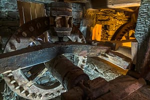 Während draußen das Mühlrad von Wasserkraft angetrieben wird, sorgt im Inneren der Mühle immer noch eine uralte Mechanik für die perfekte Feinheit der Farina Bona / © Foto: Georg Berg