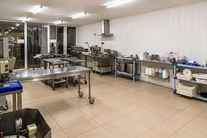 In diesem Hinterhof-Labor in Draguignan werden im Jahr und 10 Prozent der weiltweiten Trüffelernte verarbeitet. Alle Trüffel werden bei ihrer Ankunft von Hand gereinigt und dann weiterverarbeitet / © Foto: Georg Berg
