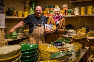 Die Cassole ist ein gutes Beispiel dafür, wie das passende Kochgeschirr den Geschmack eines Gerichts beeinflussen kann. Jean-Pierre Not mit Redakteurin Angela Berg im Verkaufsraum der Töpferei. / © Foto: Georg Berg