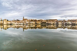 Castelnaudary hinter dem Bassin des Canal du Midi / © Foto: Georg Berg