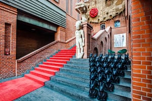 Die beeindruckende Eingangshalle von Hotel Blow up 5050, Posen. Polen. Als Gast möchte man sofort dem roten Teppich folgen. Er führt vorbei an zeitgenössicher Kunst wie Skulputen und Fotografien. Der Hotelgast wird direkt in die ebenfalls gigantische Hotelbar geführt / © Foto: Georg Berg
