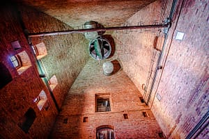 Die Bar im Hotel Blow up 5050, Posen liegt im ehemaligen Getreidespeicher der Brauerei. Hier können Zigarrenliebhaber noch ungestört ihre Havanna glimmen lassen. Der Zigarrenqualm verliert sich bei dieser gigantischen Raumhöhe / © Foto: Georg Berg