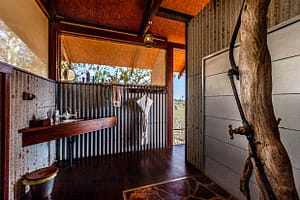 Badezimmer im Outback-Chic in der Bamurru Plains Lodge / © Foto: Georg Berg
