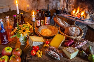 In Cerentino können Besucher, in dem aufwändig renovierten historischen Patrizierhaus Cà Vegia mit jahrhundertealter Originaleinrichtung aber ohne Elektrizität wohnen. Lokale Lebensmittel unterstreichen die Autentizität
 / © Foto: Georg Berg