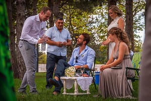 Bei einer bulgarischen Hochzeit sind die Trauzeugen die wichtigsten Gäste. Das Brautpaar muss sie den ganzen Hochzeitstag lang bedienen
 / © Foto: Georg Berg