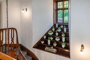 Dekorations-Inspirationen findet man in einem Haus von Olga Polizzi in jeder Ecke. Hier Fenster mit Kaktus-Sammlung in Hotel Endsleigh in West Devon, England / © Foto: Georg Berg