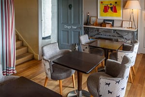 Hund und Hundebesitzer sind meist unzertrennlich. Daher gibt es im Hotel Tresanton eine Hunde-Bar. Das Restaurant serviert auch hier die Speisekarte. Die Einrichtung ist auch optisch sehr Hundefreund-freundlich / © Foto: Georg Berg