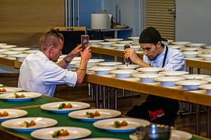 Zwei Köche aus dem Team von Michelin Star Chef Marco Müller dressieren die Teller auf dem Schleswig-Holstein-Gourmet-Festival in Sankt Peter-Ording / © Foto: Georg Berg