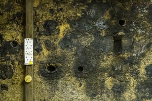 Ausgeklügelte Belüftungstechnik: Löcher wurden in den Felsen gebohrt und sogar im Sommer strömt so die kühle Luft aus dem Berg in den Felsenkeller / © Foto: Georg Berg