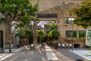 Hotel Graace in Luxemburg Stadt. Neues Hotelkonzept in alter Industriehalle. Wo früher Stahl verarbeitet wurde, gibt es heute Hotelzimmer auf zwei Etagen und vier Dachterrassen mit Urban Gardening, einem Tee Shop und einem Foodtruck im Hof / © Foto: Georg Berg