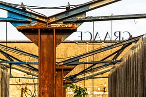 Das alte Hallengerüst mit Stahlträgern und Verstrebungen wurde mit ganz neuem Leben gefüllt / © Foto: Georg Berg