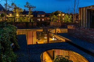 In das Dach der alten Industriehalle wurden Löcher geschweißt, Wendeltreppen gesetzt und Bäume gepflanzt / © Foto: Georg Berg