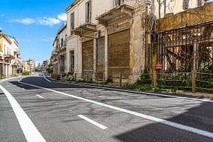 Die frisch asphaltierten Straßen sind ein Kontrast zu den verfallenen Fassaden in Varoscha, Nordzypern / © Foto: Georg Berg