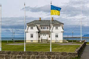 Haus Höfði in Reykjavik, Island. Das 1909 erbaute Haus des isländischen Dichters Einar Benediktsson war 1986 Schauplatz des legendären politischen Gipfeltreffens zwischen Ronald Reagan und Michail Gorbatschow. Während des russischen Angriffskrieges weht hier die ukrainische Flagge / © Foto: Georg Berg