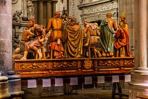 Die Darstellung der letzten Mahlzeit Jesu in einem spanischen Kirchenraum.  Die Figuren aus Holz zeigen die Apostel um Jesus. Vorne links ist Judas der Verräter abgebildet / © Foto: Georg Berg