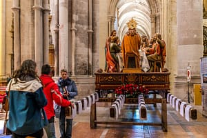 Die Darstellung der letzten Abendmahlsszene in der Kathedrale von Cuenca. Besucher betrachten die religiöse Darstellung auf dem Paso der Hermanidad de la Santa Cena / © Foto: Georg Berg