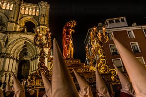 Prozession in Spanien mit Jesusfigur und Teilnehmern in weißen Kapuzen / © Foto: Georg Berg