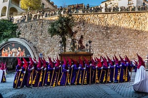 The Paso Oración en el Huerto de San Antón of the Venerable Hermandad de Nuestro Padre Jesús Orando en el Huerto (San Antón) shows Jesus praying in the Garden of Gethsemane, accompanied by an angel, and symbolises the beginning of the Passion of Christ at the Maundy Thursday procession in Cuenca / © Foto: Georg Berg