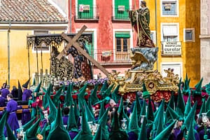 Die Träger (Costaleros) von drei Pasos machen zur Halbzeit der Karfreitagsprozession auf der Plaza Mayor von Cuenca Pause / © Foto: Georg Berg