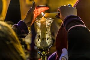 Die abendliche Karfreitagsprozession, die um 21 Uhr an der Kathedrale von Cuenca beginnt, ist durch besondere Feierlichkeit, Stille und eine eindrucksvolle Atmosphäre geprägt / © Foto: Georg Berg