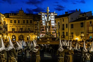 Paso La Cruz Desnuda (Das nackte Kreuz) der Venerable Hermandad de la Cruz Desnuda de Jerusalén. Die abendliche Karfreitagsprozession, die um 21 Uhr an der Kathedrale von Cuenca beginnt, ist durch besondere Feierlichkeit, Stille und eine eindrucksvolle Atmosphäre geprägt / © Foto: Georg Berg